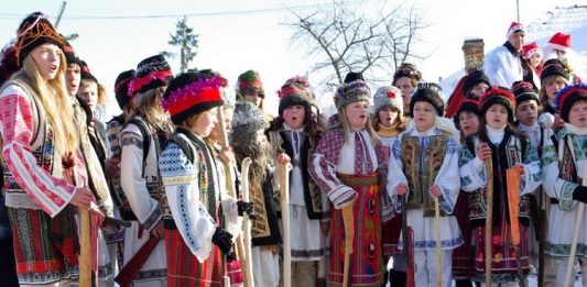 Tradiții și Obiceiuri în Ajunul Crăciunului colindatorii in ajunul craciunului
